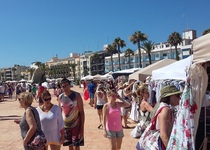La XIV Edició de Botigues al Carrer celebra la seua segona mostra en el passeig marítim de Peníscola
