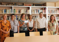 Creu Roja Peníscola rep els diners recaptats en la representació teatral El papa Luna