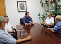 Andrés Martínez rep la nova Junta de l’Associació de Vecinos de Monchells