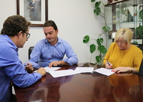 L’Ajuntament ha firmat amb l’Associació d’Ames de Casa i Consumidors un conveni de col·laboració per contribuir amb l’activitat de l’entitat