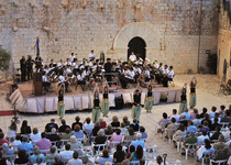 El castell de Peníscola acull el concert de marxes mores i cristianes