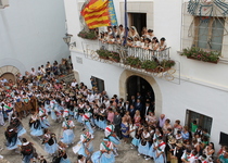 Peníscola honora la patrona amb flors i dansa