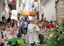 Corpus Christi vesteix de tradició els carrers del nucli antic de Peníscola