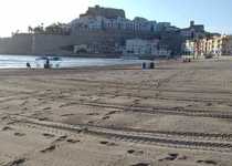 Els serveis municipals treballen tota la matinada per restablir la normalitat en la platja Nord, després d’acollir més de 90.000 persones en l’espectacle Piromusical