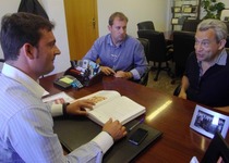 L'alcalde rep al coronel en cap del Regiment de Transmissions 22 de l'Exèrcit